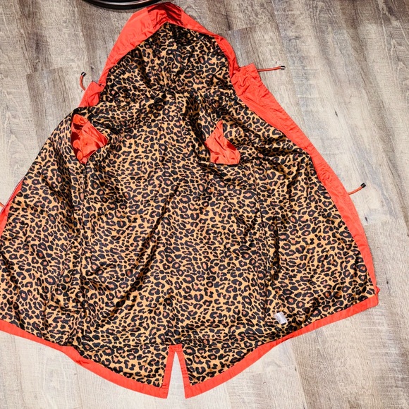 ORANGE RAINCOAT | UTILITY | OUTDOORS | 
| SIZE: MED (8/10) | - Picture 4 of 14
